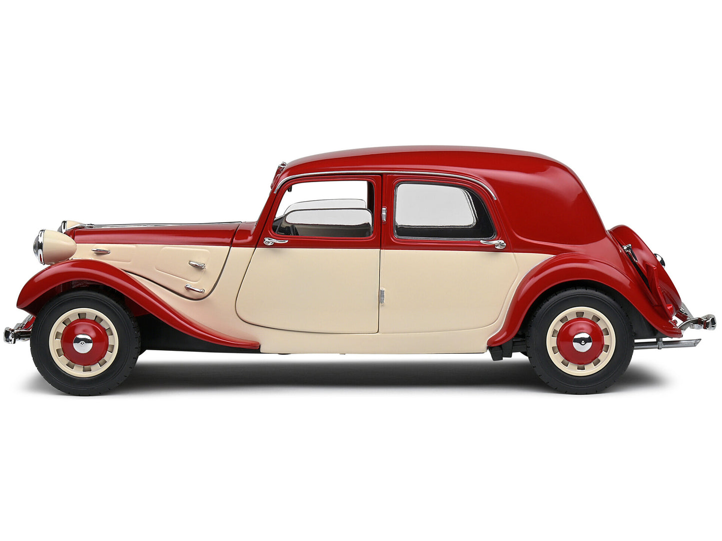 Brand new 1/18 scale diecast car model of 1937 Citroen Traction 7 Red and Beige die cast model car by Solido.
Brand new box.
Real rubber t