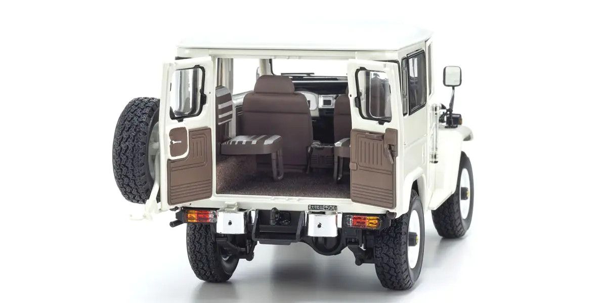 Toyota Land Cruiser 40 RHD 1:18 Scale White Diecast Model Car