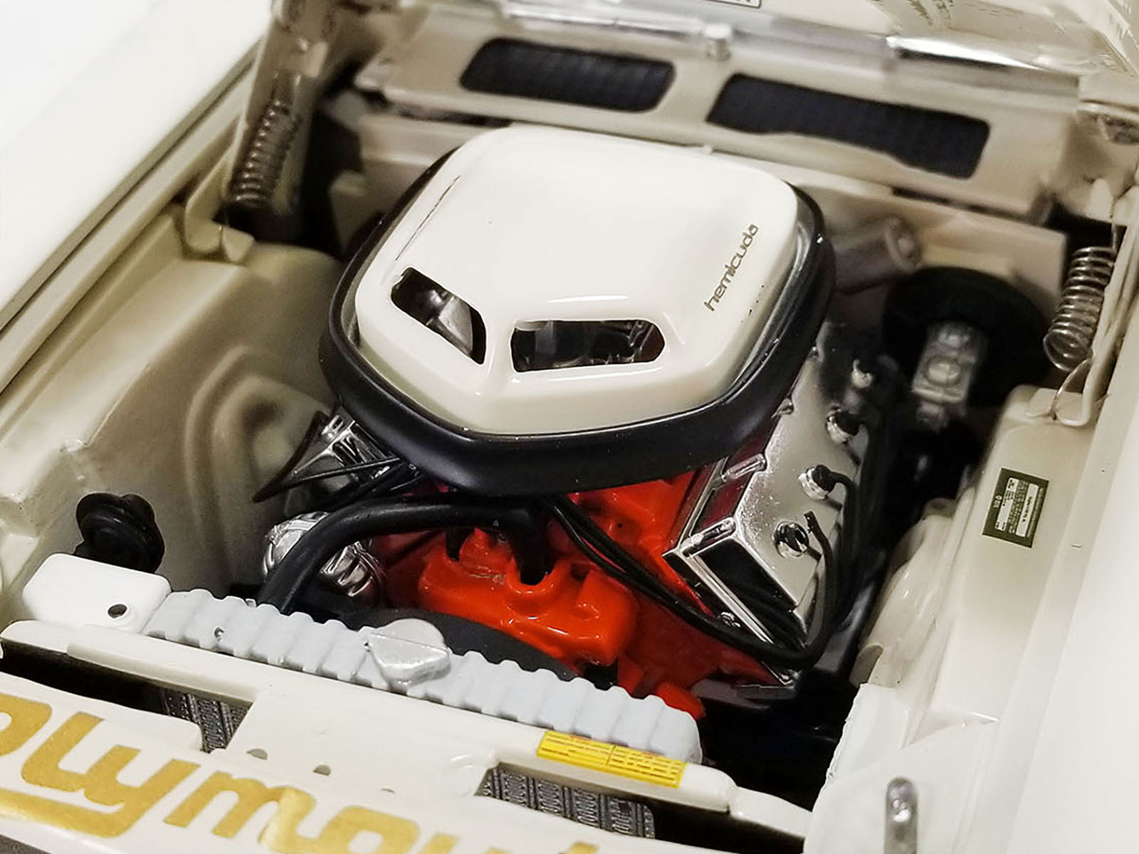 1970 Plymouth HEMI Barracuda White Diecast Model Car 