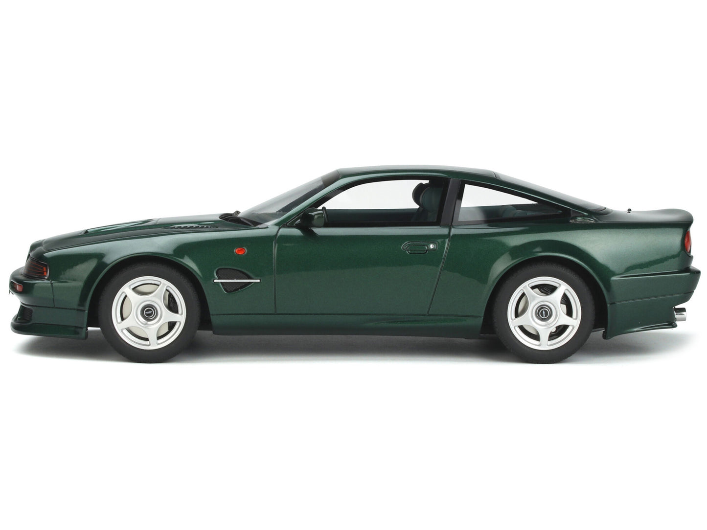 Brand new 1/18 scale car model of Aston Martin VE Vantage Le Mans Dark Green model car by GT Spirit.
Brand new box.
Re